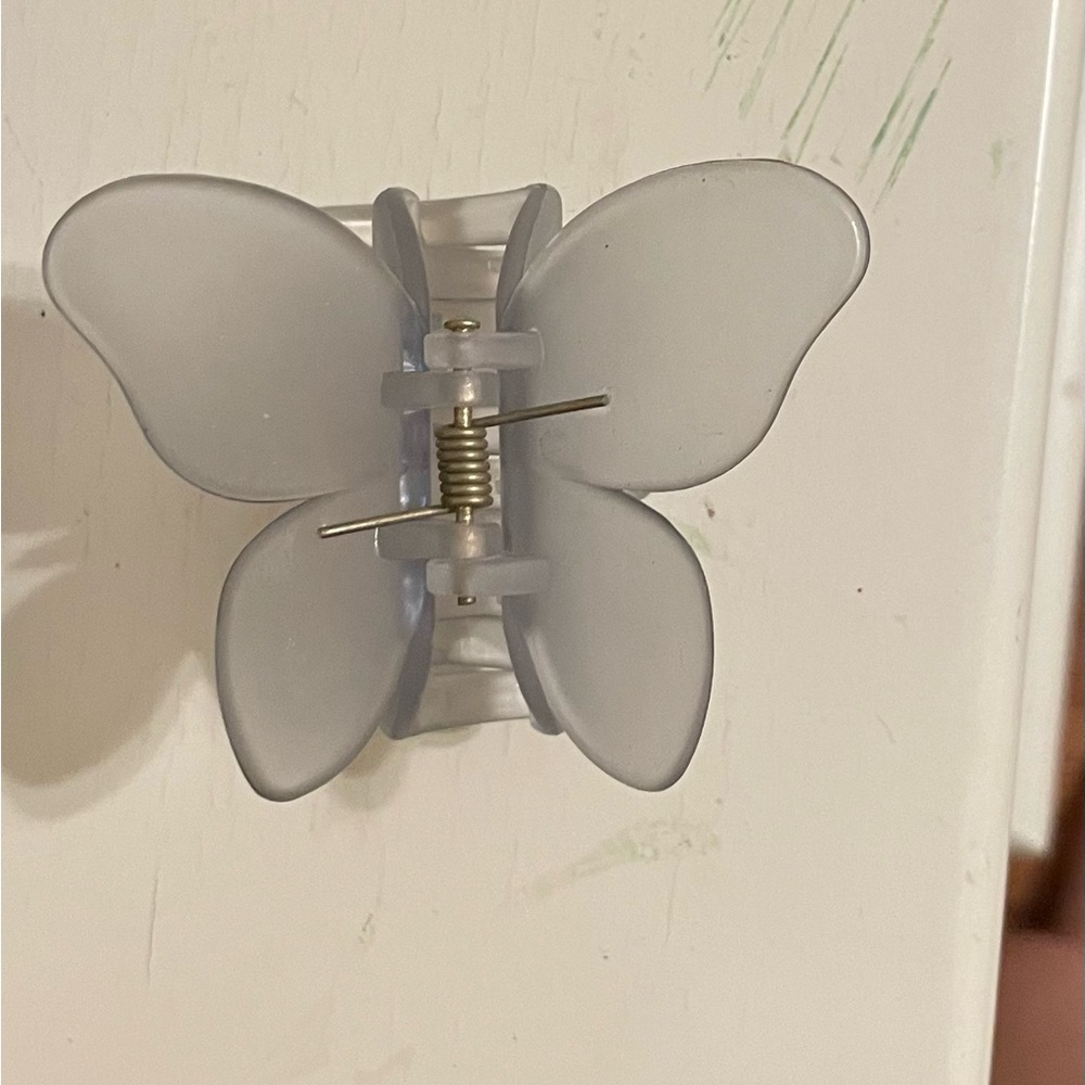 Forever 21 butterfly claw clip